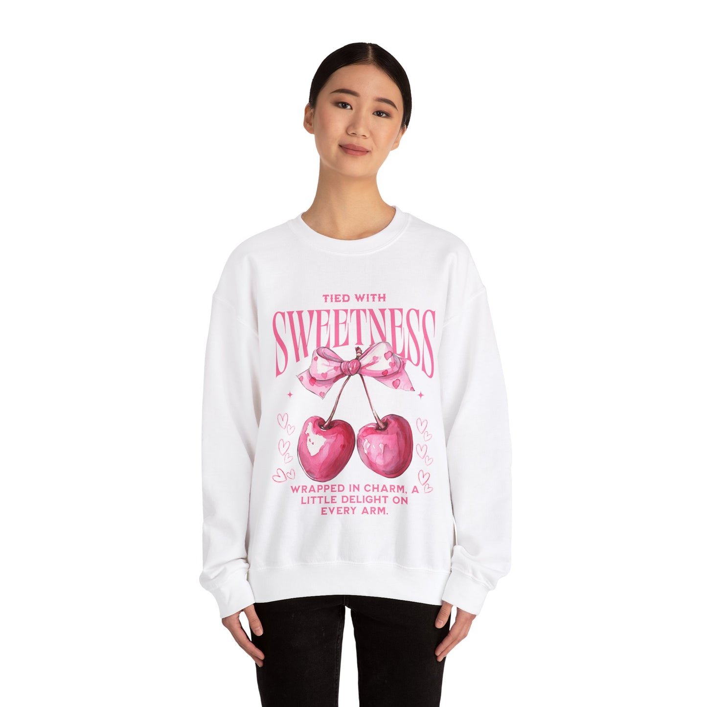 Chica con Sudadera unisex con cuello redondo y diseño de cereza dulce, color Blanco.