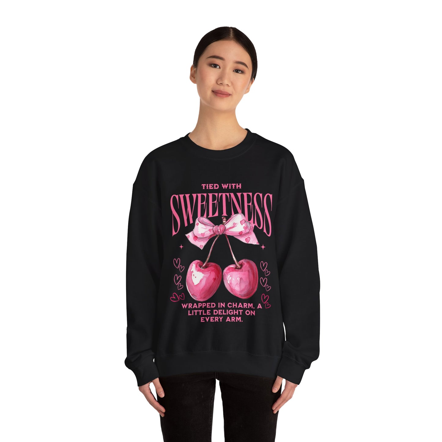 Chica con Sudadera unisex con cuello redondo y diseño de cereza dulce, color Negro.