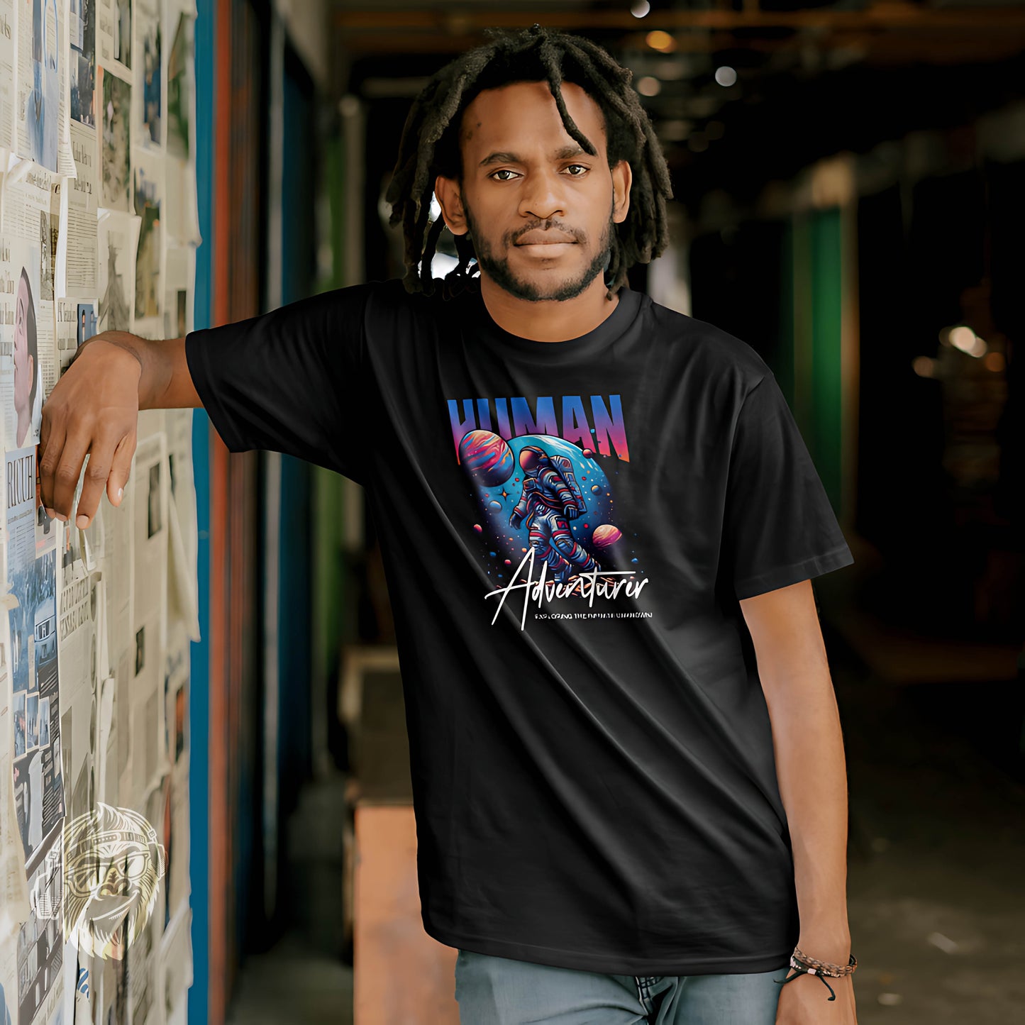 Camiseta clásica unisexHuman Adventurer.La camiseta clásica unisex 100% algodón te ayuda a conseguir una imagen más estructurada. Queda muy bien, mantiene las líneas rectas en los bordes y queda genial con outfits por capas. Además, ¡ahora está muy de mod