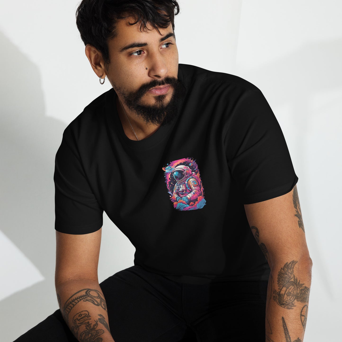 Camiseta gruesa hombre Astronauta. Levanta tu look con esta camiseta gruesa para hombre. Tiene un talle estructurado y clásico y es duradera a la par que suave al tacto, gracias a su tejido de algodón peinado e hilado en anillos. ¡Usa esta camiseta como u