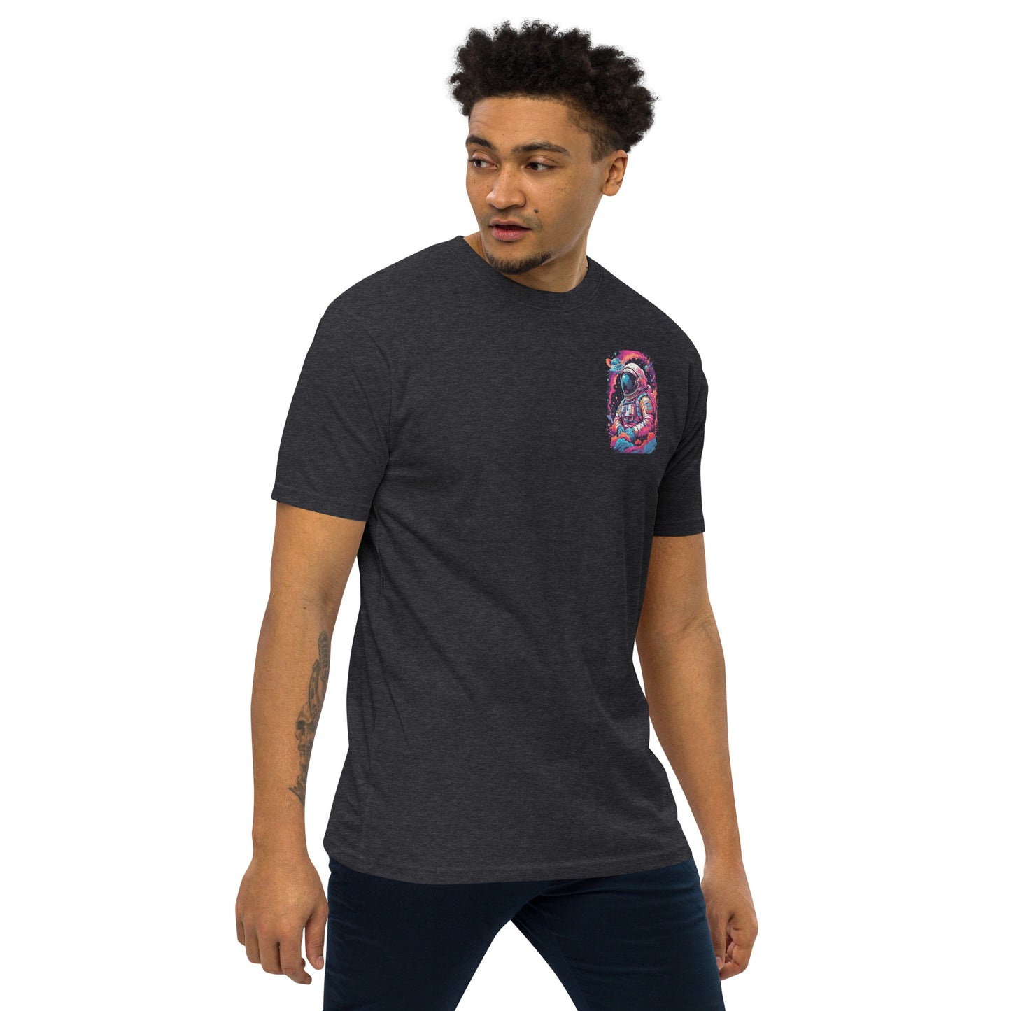 Camiseta gruesa hombre Astronauta. Levanta tu look con esta camiseta gruesa para hombre. Tiene un talle estructurado y clásico y es duradera a la par que suave al tacto, gracias a su tejido de algodón peinado e hilado en anillos. ¡Usa esta camiseta como u