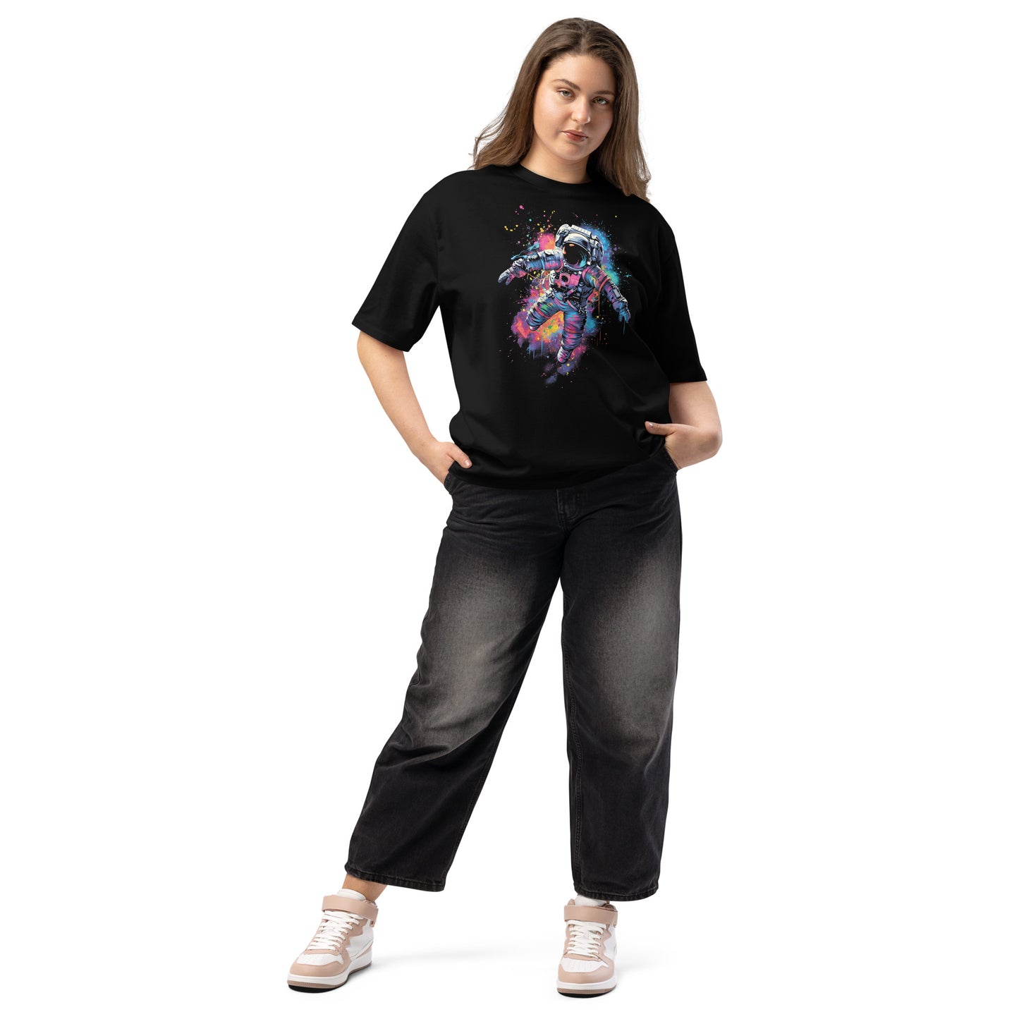 Camiseta oversize gruesa Anime. Dale el toque maestro a cada look urbano con una camiseta oversize como esta: una pieza imprescindible para tus outfits streetwear. Confeccionada con un tejido grueso, ofrece una comodidad y durabilidad inigualables. El alg