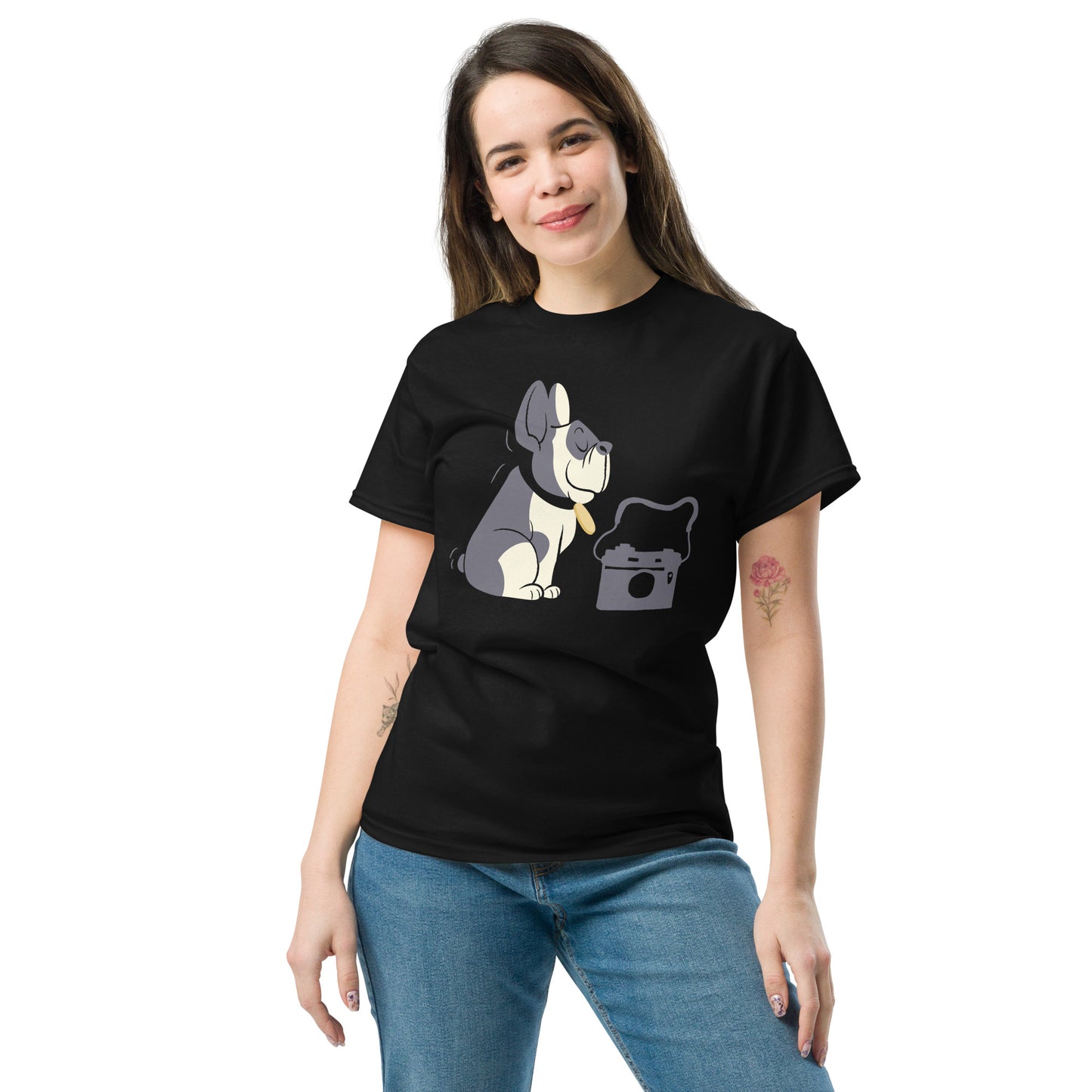 Camiseta clásica unisexAmantes a la fotografia y a los perrosLa camiseta clásica unisex 100% algodón te ayuda a conseguir una imagen más estructurada. Queda muy bien, mantiene las líneas rectas en los bordes y queda genial con outfits por capas. Además, ¡