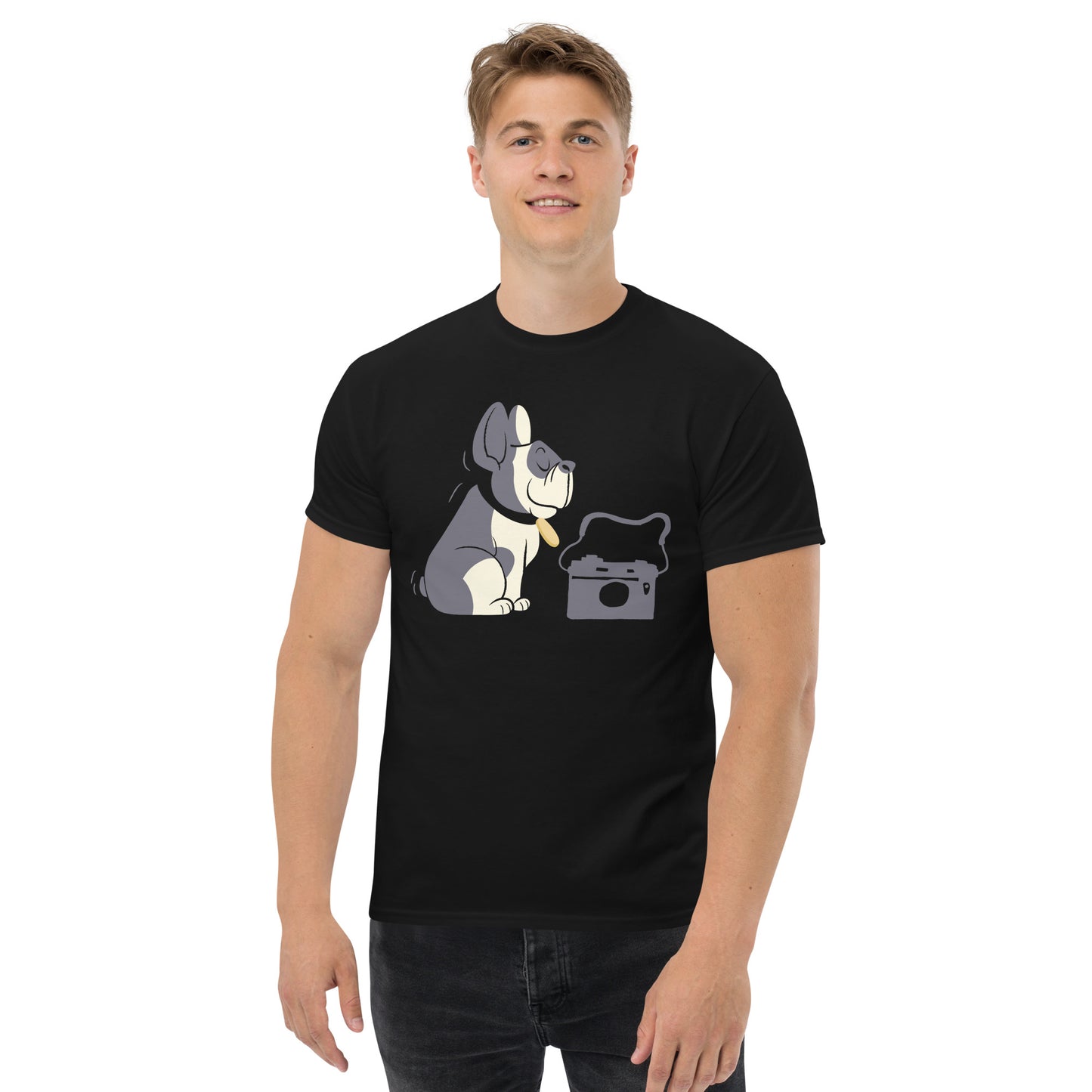 Camiseta clásica unisexAmantes a la fotografia y a los perrosLa camiseta clásica unisex 100% algodón te ayuda a conseguir una imagen más estructurada. Queda muy bien, mantiene las líneas rectas en los bordes y queda genial con outfits por capas. Además, ¡