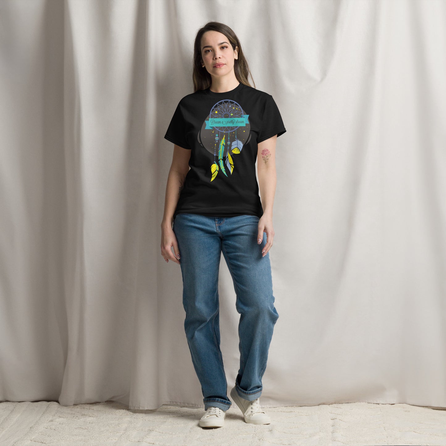 Camiseta clásica unisexDream CacherLa camiseta clásica unisex 100% algodón te ayuda a conseguir una imagen más estructurada. Queda muy bien, mantiene las líneas rectas en los bordes y queda genial con outfits por capas. Además, ¡ahora está muy de moda! •