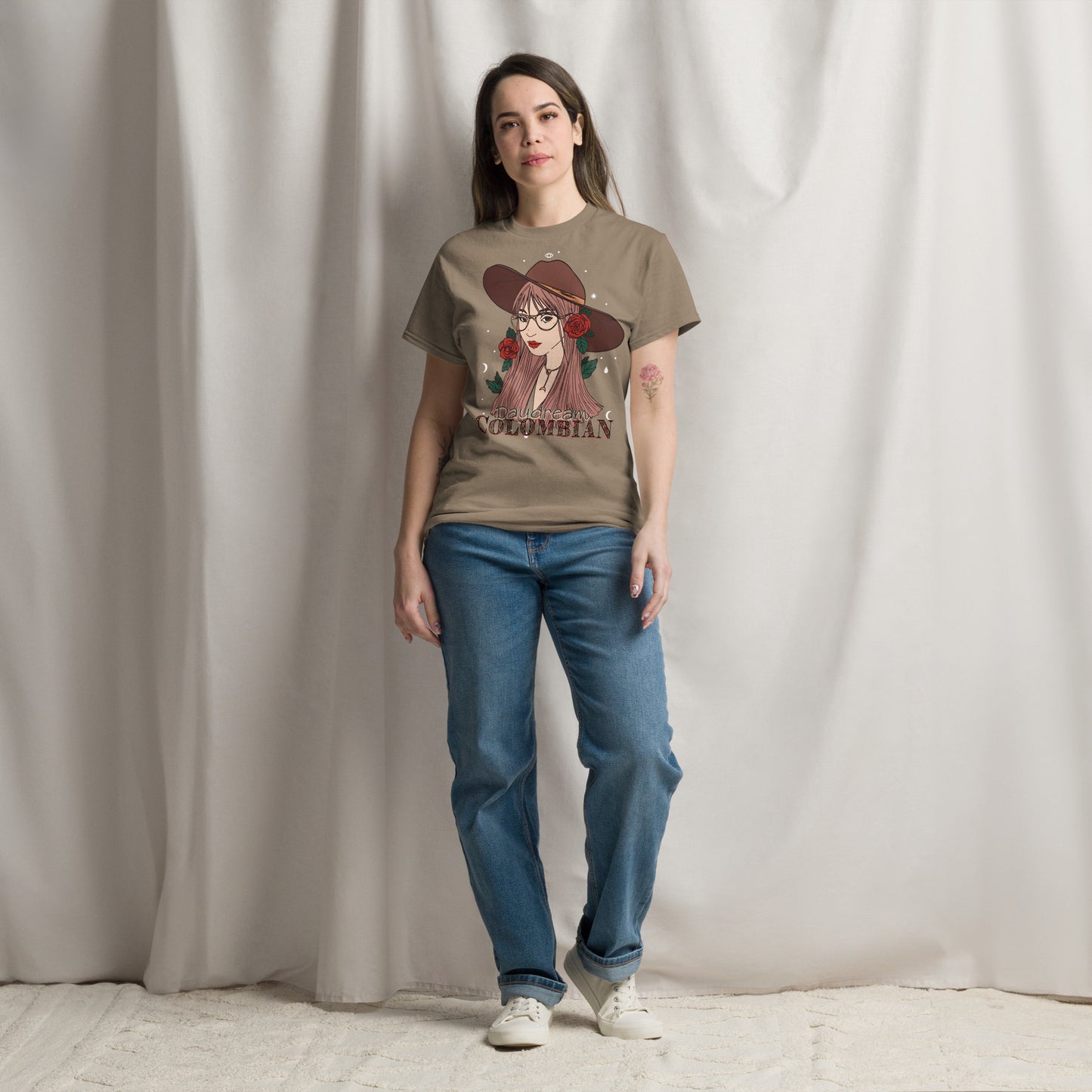 Camiseta clásica unisexChica soñadora, La camiseta clásica unisex 100% algodón te ayuda a conseguir una imagen más estructurada. Queda muy bien, mantiene las líneas rectas en los bordes y queda genial con outfits por capas. Además, ¡ahora está muy de moda
