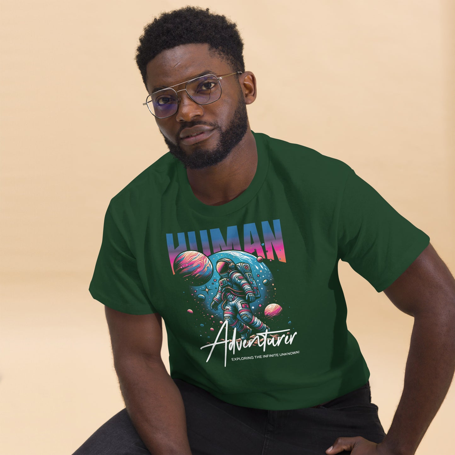 Camiseta clásica unisexHuman Adventurer.La camiseta clásica unisex 100% algodón te ayuda a conseguir una imagen más estructurada. Queda muy bien, mantiene las líneas rectas en los bordes y queda genial con outfits por capas. Además, ¡ahora está muy de mod