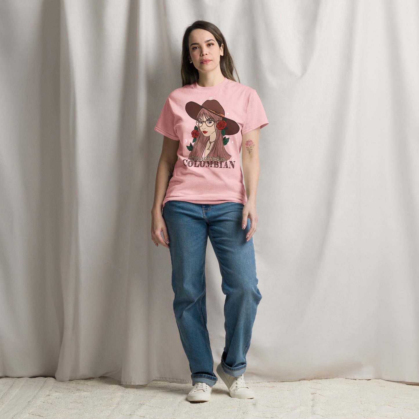 Camiseta clásica unisexChica soñadora, La camiseta clásica unisex 100% algodón te ayuda a conseguir una imagen más estructurada. Queda muy bien, mantiene las líneas rectas en los bordes y queda genial con outfits por capas. Además, ¡ahora está muy de moda