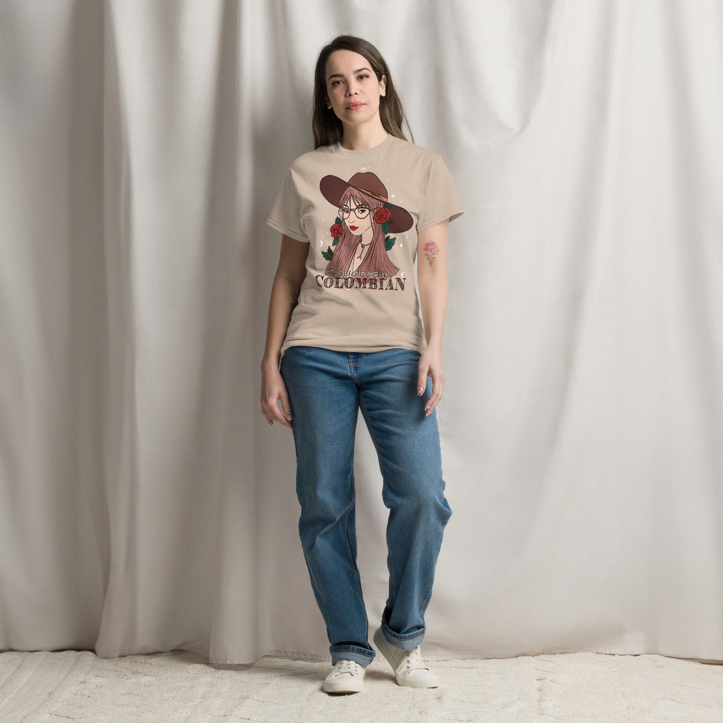 Camiseta clásica unisexChica soñadora, La camiseta clásica unisex 100% algodón te ayuda a conseguir una imagen más estructurada. Queda muy bien, mantiene las líneas rectas en los bordes y queda genial con outfits por capas. Además, ¡ahora está muy de moda