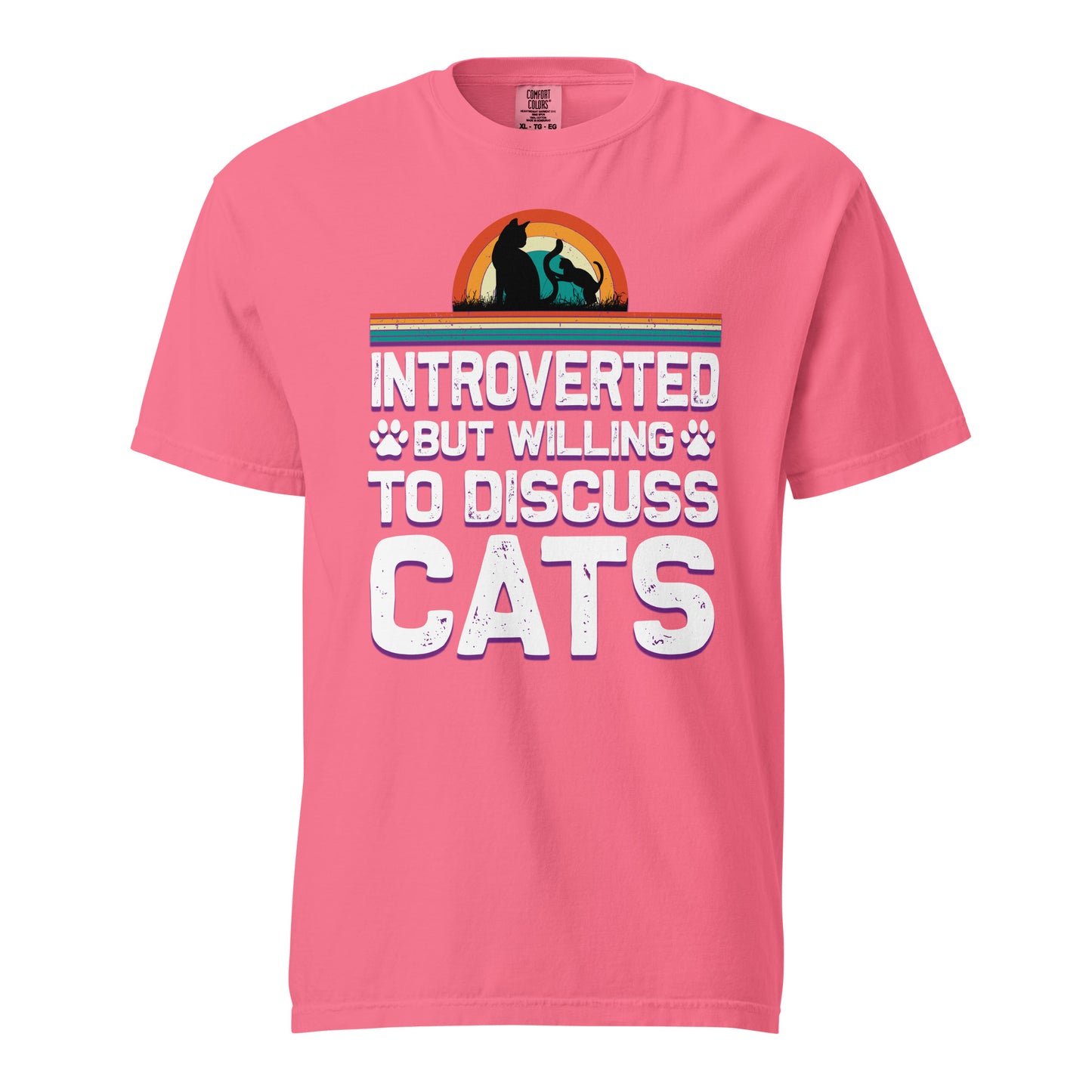 Camiseta gruesa teñida unisex Introverted But Willing To discuss cats. Si estás buscando una camiseta gruesa y estructurada que además sea supersuave y transpirable, ¡no busques más! La camiseta, teñida en tejido de alto gramaje, cumple todos los requisit