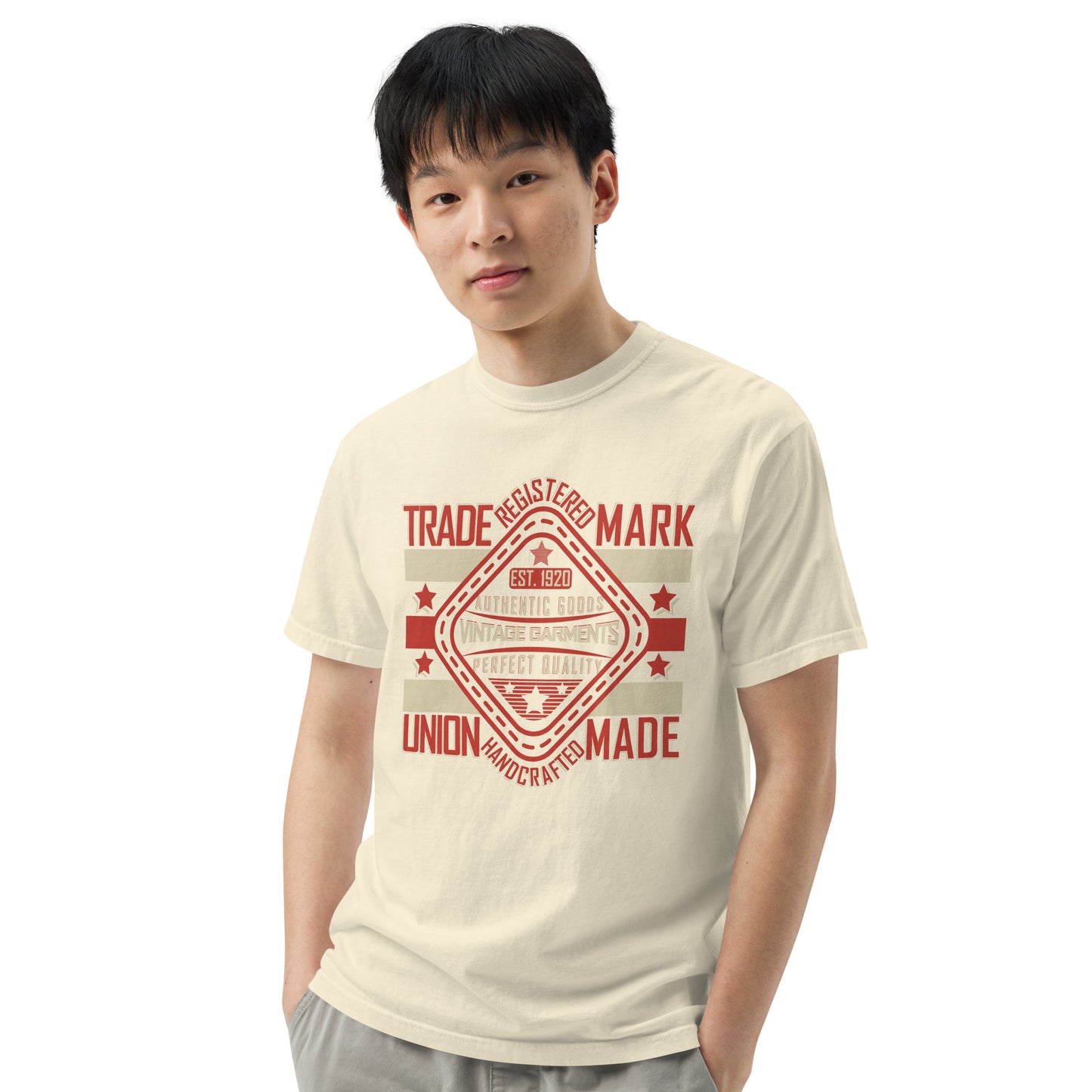 Camiseta gruesa teñida unisex Vintage. Si estás buscando una camiseta gruesa y estructurada que además sea supersuave y transpirable, ¡no busques más! La camiseta, teñida en tejido de alto gramaje, cumple todos los requisitos y está hecha 100% de algodón