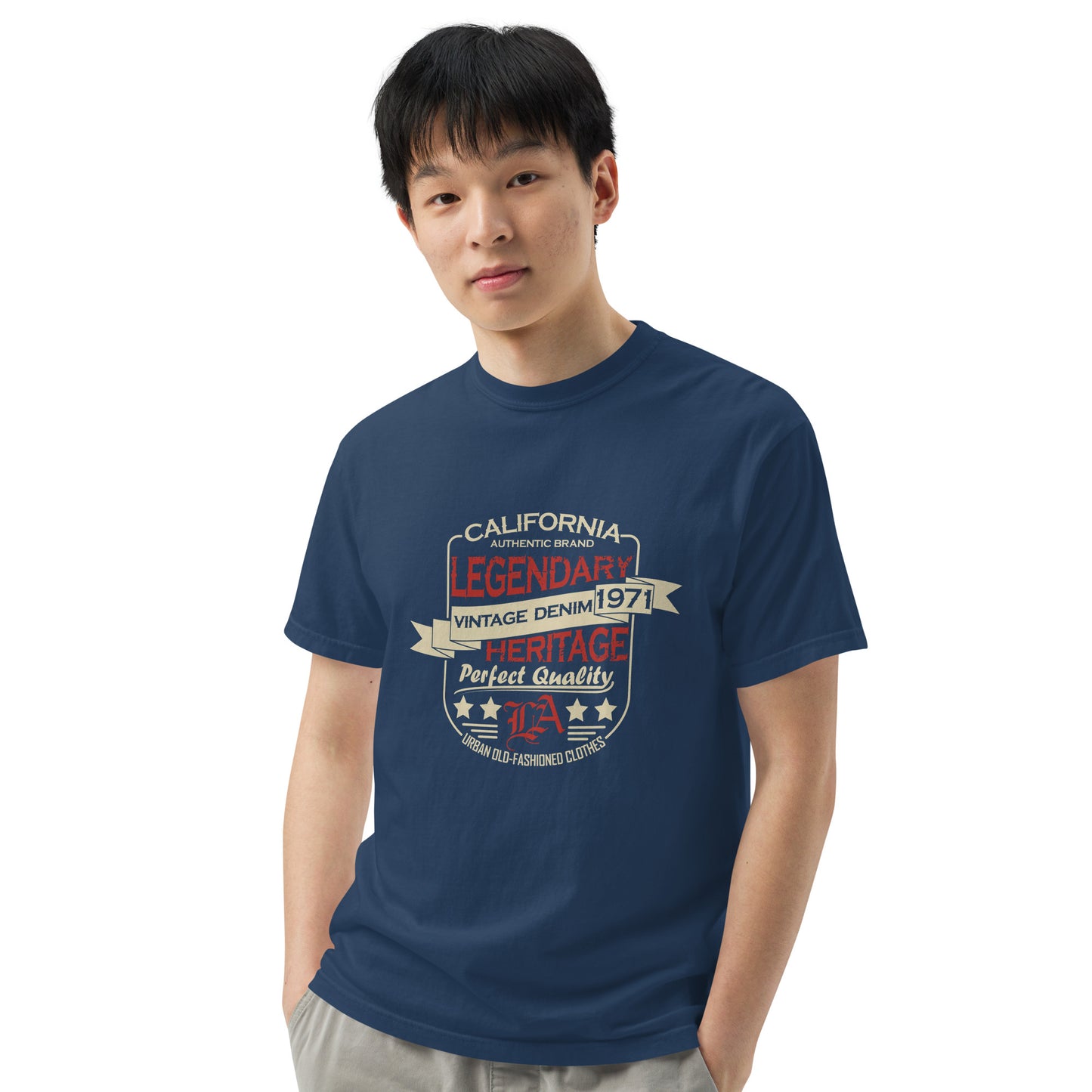 Camiseta gruesa teñida unisex Vitange Universite. Si estás buscando una camiseta gruesa y estructurada que además sea supersuave y transpirable, ¡no busques más! La camiseta, teñida en tejido de alto gramaje, cumple todos los requisitos y está hecha 100%