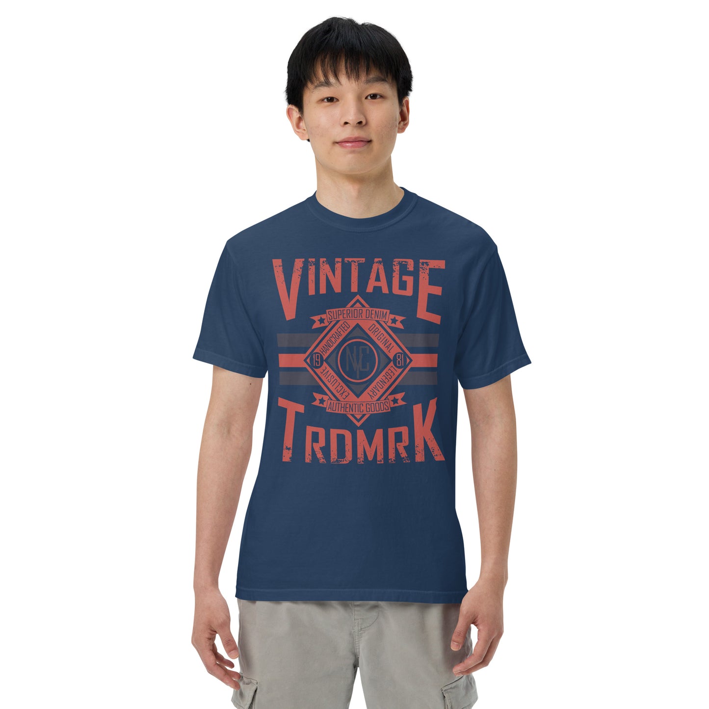 Camiseta gruesa teñida unisex Urbano. Si estás buscando una camiseta gruesa y estructurada que además sea supersuave y transpirable, ¡no busques más! La camiseta, teñida en tejido de alto gramaje, cumple todos los requisitos y está hecha 100% de algodón h