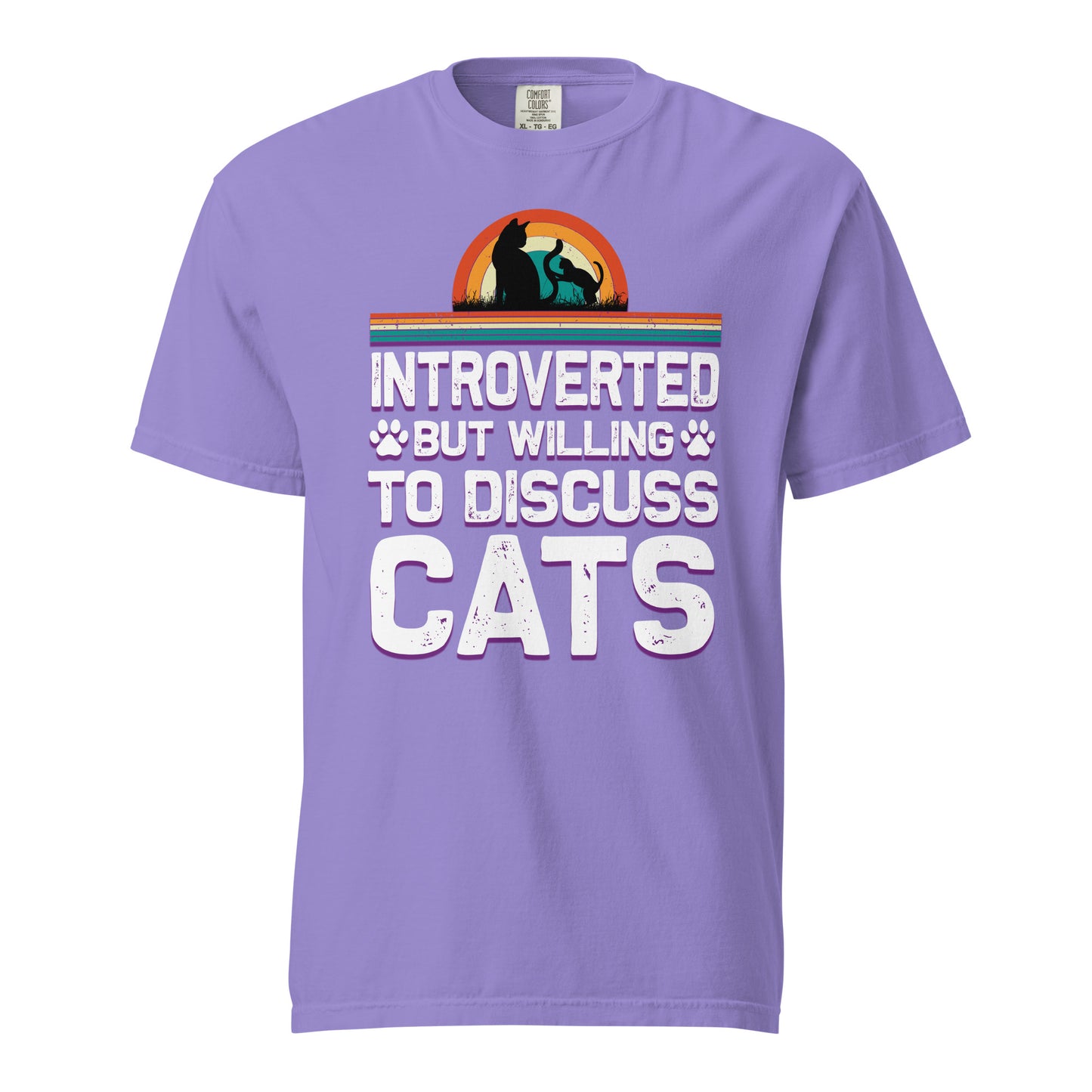 Camiseta gruesa teñida unisex Introverted But Willing To discuss cats. Si estás buscando una camiseta gruesa y estructurada que además sea supersuave y transpirable, ¡no busques más! La camiseta, teñida en tejido de alto gramaje, cumple todos los requisit