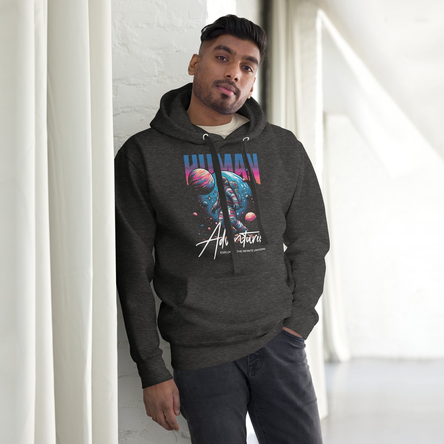 Sudadera con capucha unisex Sudadera Human Adventurer. Quién te iba a decir que una sudadera con un diseño tan increíble pudiera ser tan suave. No te arrepentirás de comprar esta pieza de streetwear única con un conveniente bolsillo frontal y una capucha
