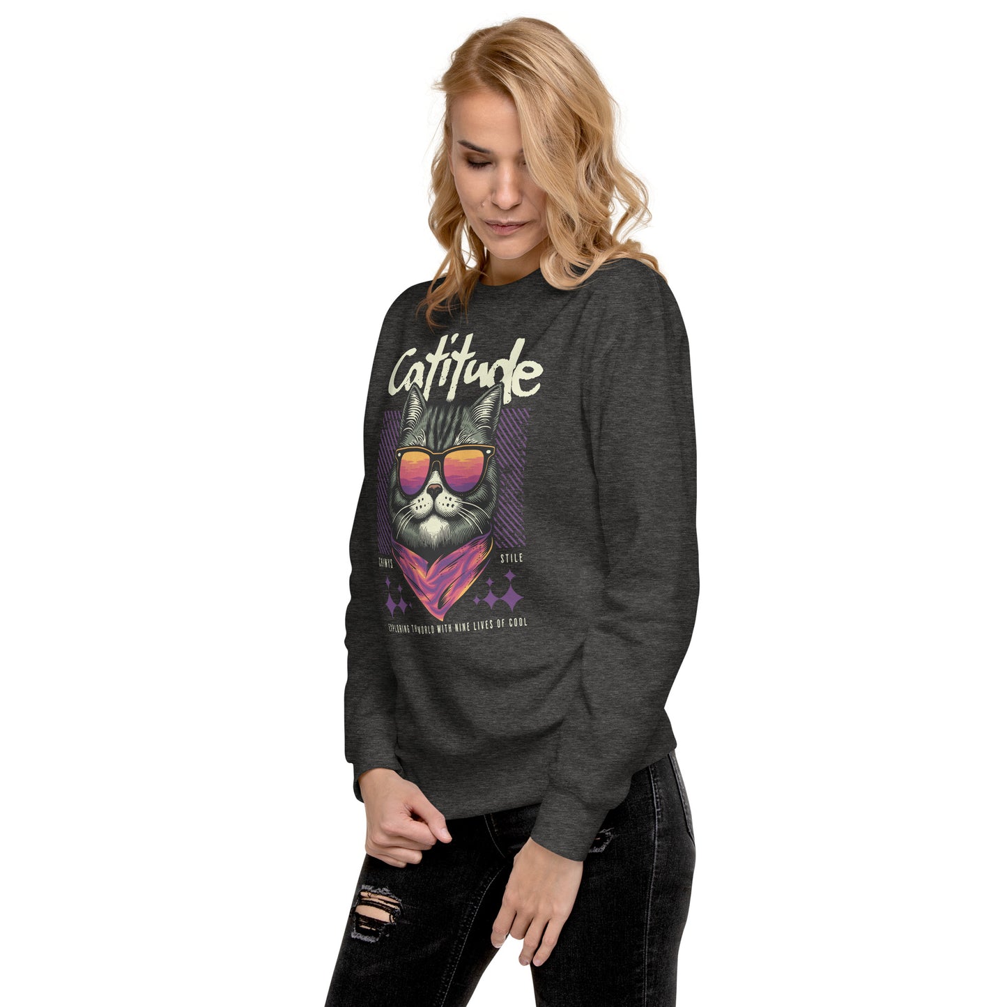 Sudadera gruesa Catitude Captitude. Date un capricho con esta sudadera calentita, de ajuste perfecto y cuello redondo. Combínala con tus pantalones favoritos para un look cómodo y moderno. Su interior de vellón la convertirá en tu favorita ¡desde el prime