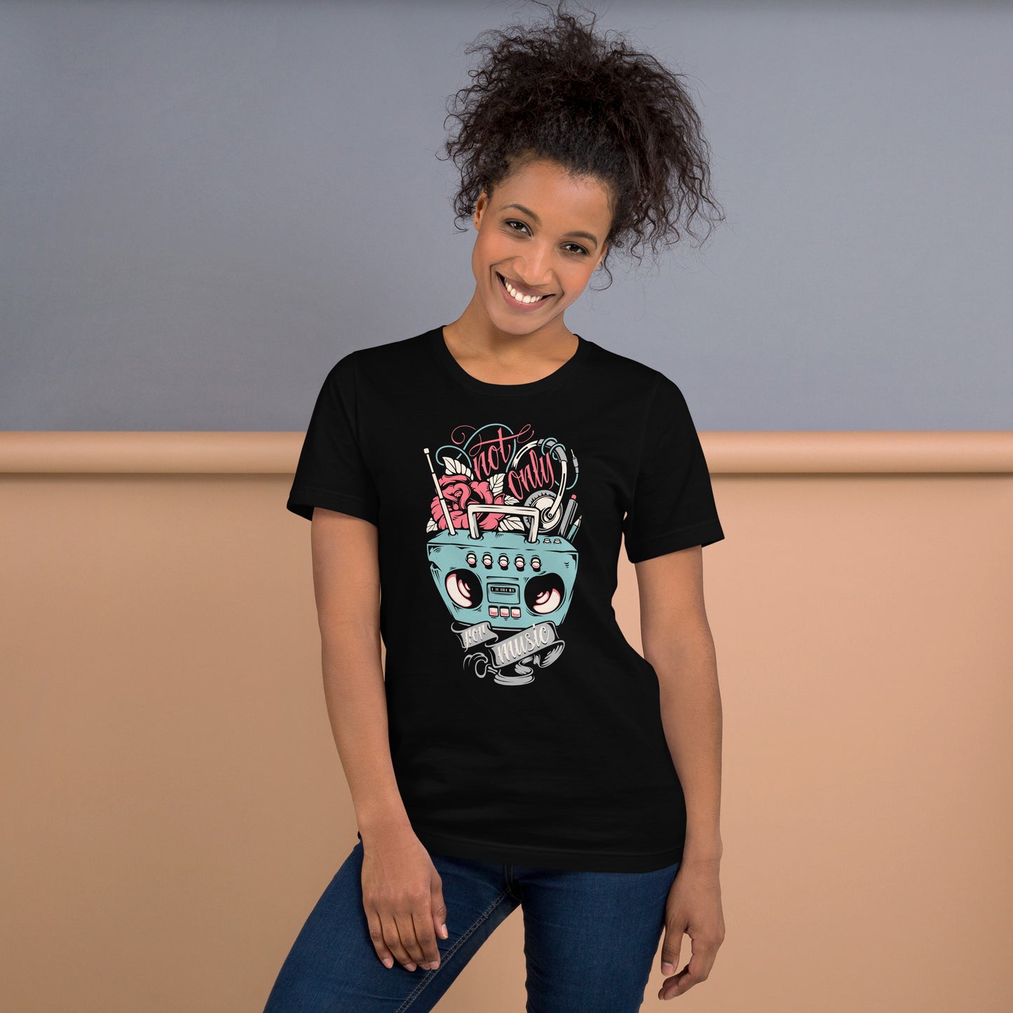 Camiseta de manga corta unisex Anime. Esta camiseta es todo lo que has soñado y más. Es suave y ligera, con la cantidad justa de elasticidad. Además, es cómoda y realza la figura de todo el que la lleva puesta. • 100% algodón peinado e hilado en anillo (l