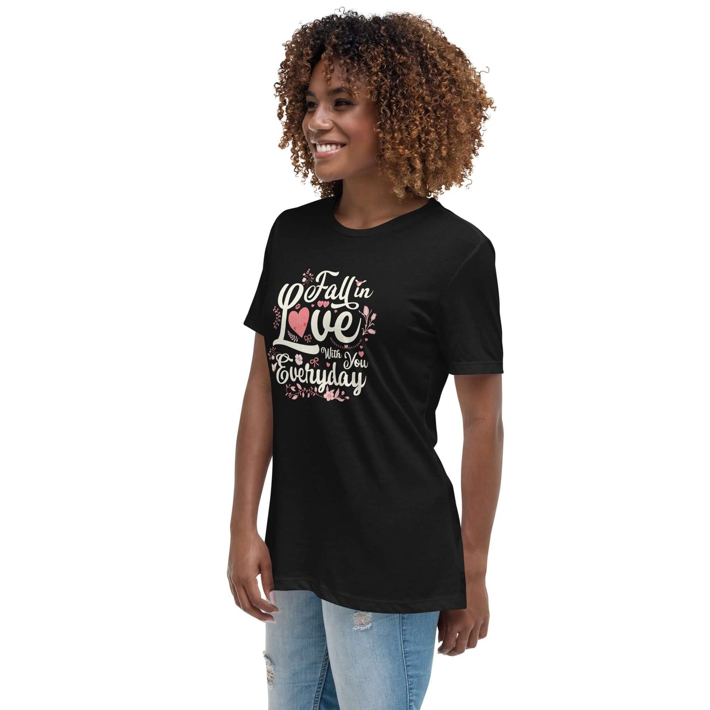Camiseta Fall in Love Fall In Love. Esta podría ser la camiseta más suave y cómoda que puedas encontrar. Combina su ajuste relajado y su tacto sedoso con unos vaqueros para crear el look casual perfecto, o póntela con una chaqueta blazer y pantalones de v