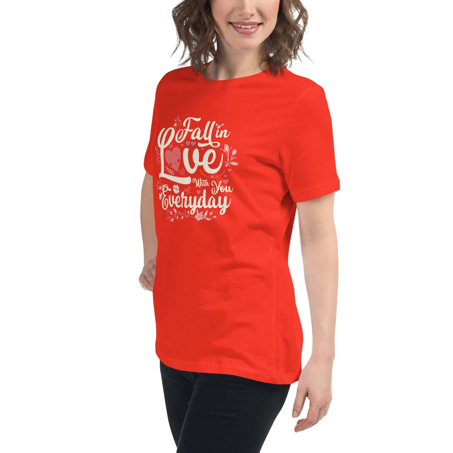 Camiseta Fall in Love Fall In Love. Esta podría ser la camiseta más suave y cómoda que puedas encontrar. Combina su ajuste relajado y su tacto sedoso con unos vaqueros para crear el look casual perfecto, o póntela con una chaqueta blazer y pantalones de v