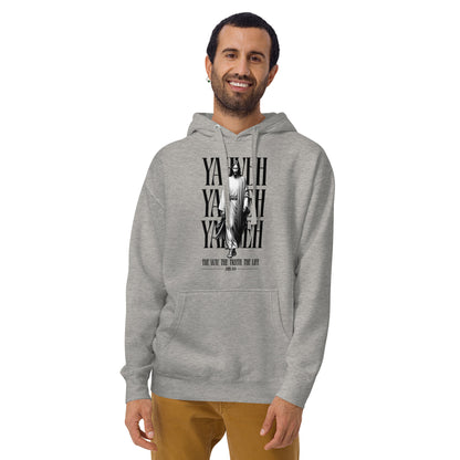 Hombre usando sudadera con capucha unisex YAHVEH, mensaje cristiana en un diseño moderno.