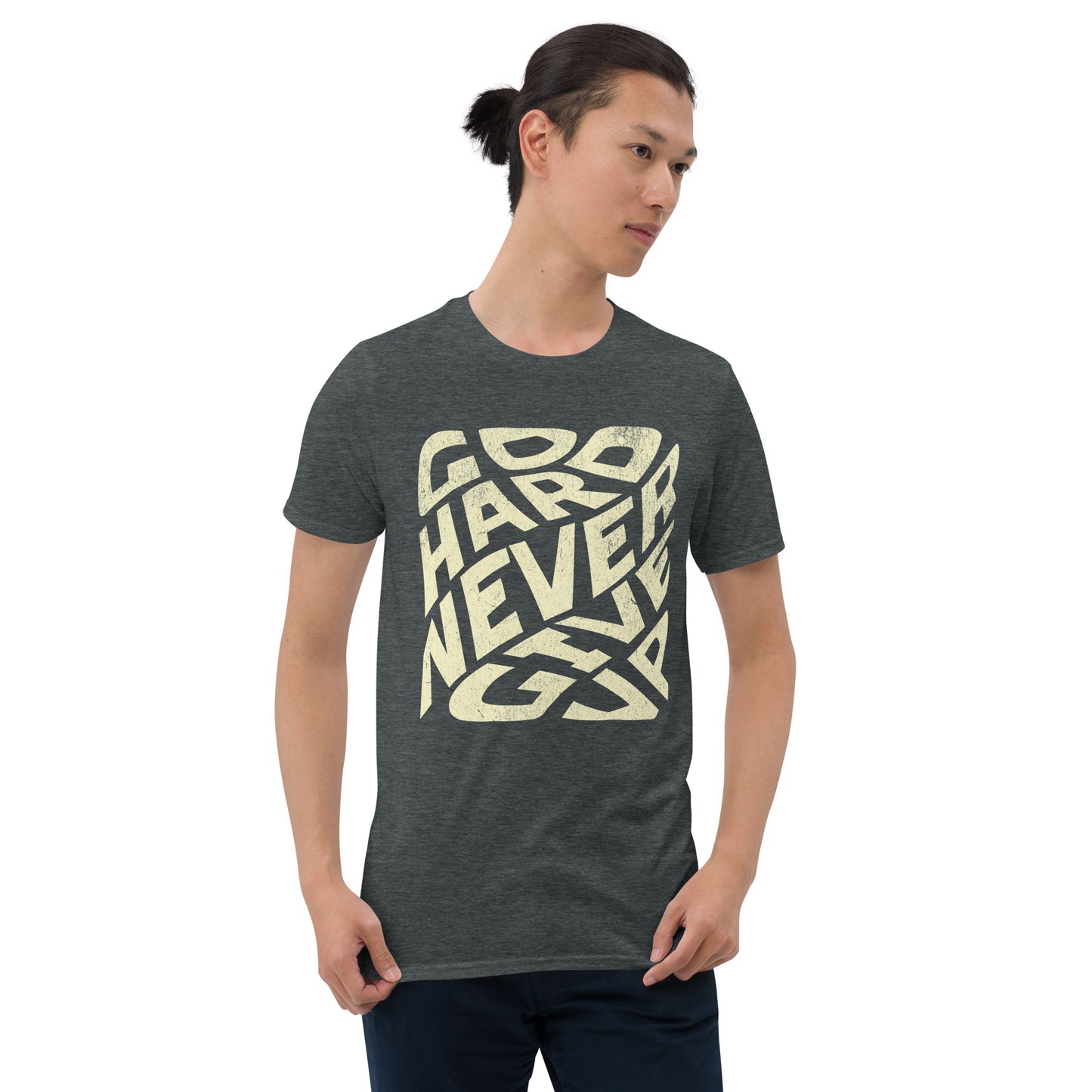 Camiseta unisex Go Hard en modelo masculino, fondo gris oscuro, con diseño gráfico en letras blancas.