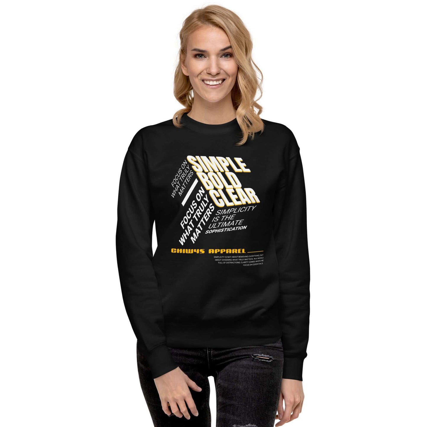 Sudadera gruesa unisex Sencillo y Elegante, mujer sonriendo con sudadera negra con diseño moderno.