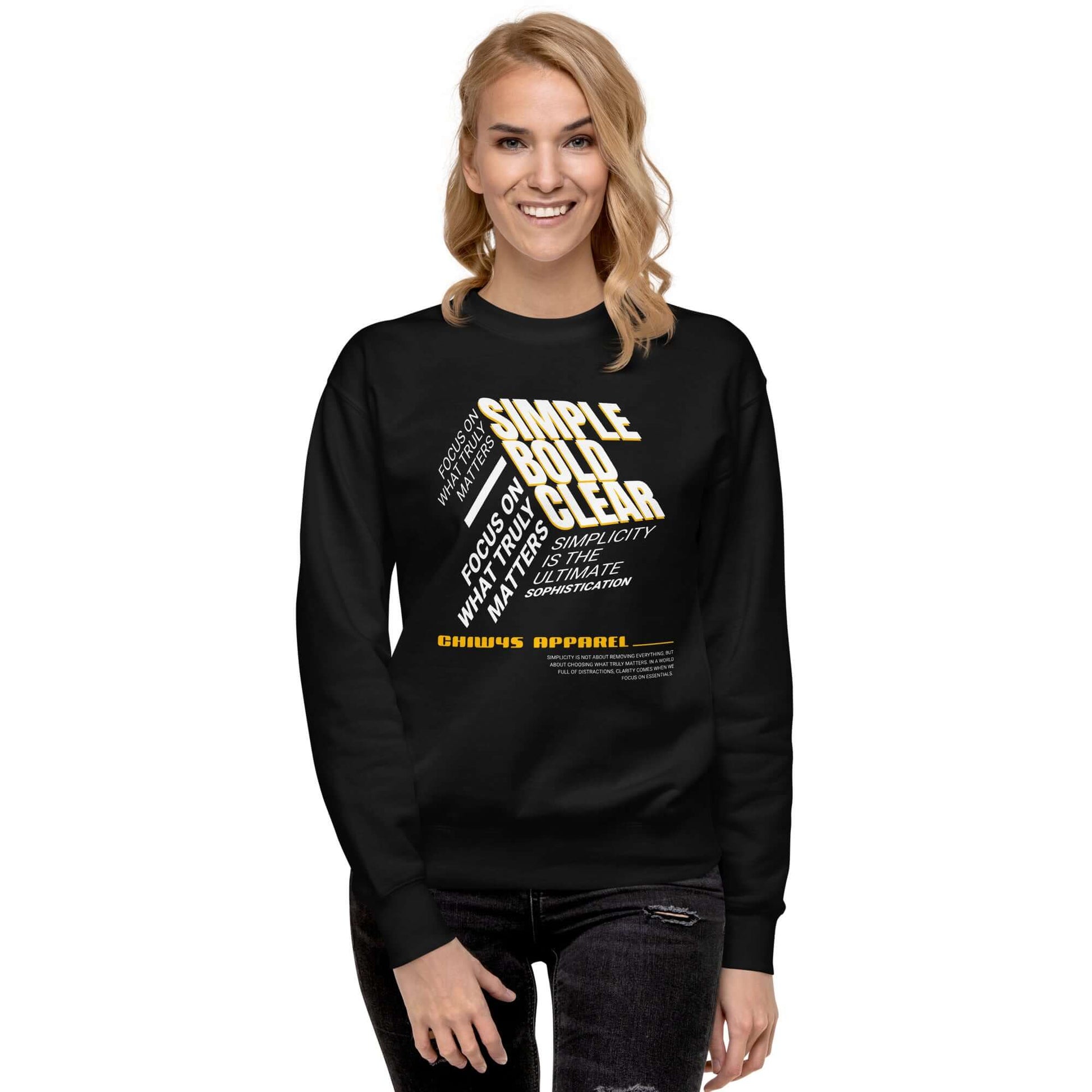 Sudadera gruesa unisex Sencillo y Elegante, mujer sonriendo con sudadera negra con diseño moderno.